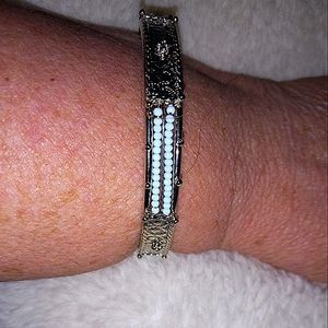 EUC Silver toned bangle bracelet with tiny beads.